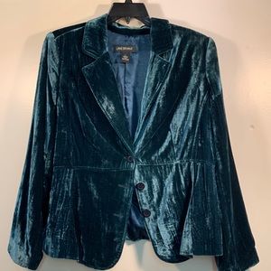 Beautiful deep teal velvet blazer. Perfect with jeans or a fancy dress. Sz 18